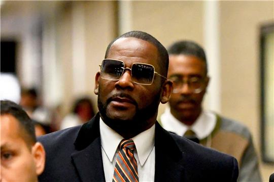 Ex-Popstar R. Kelly hat seine Rechnungen noch nicht bezahlt.