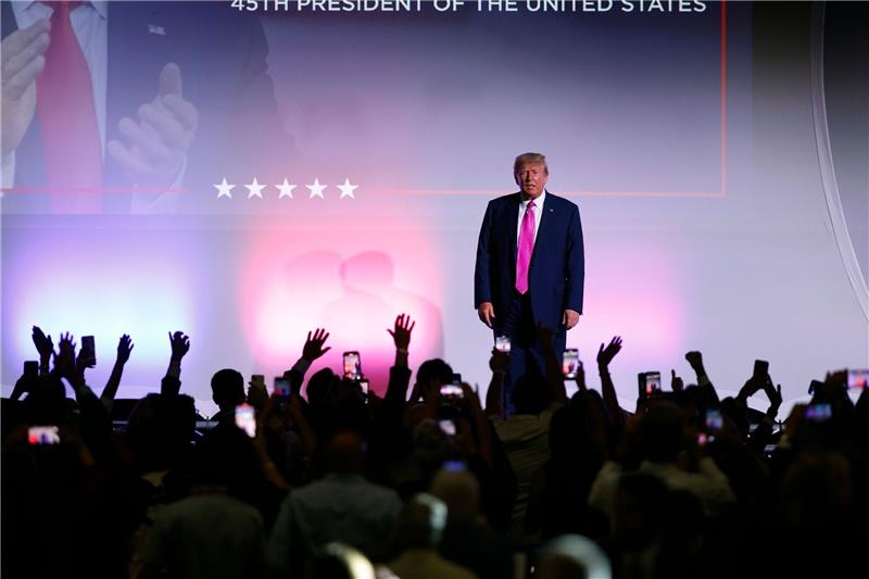 Versuchte Wahlfälschung? Trump-Unterstützer vor Gericht Ex-Präsident Donald Trump bei einer Veranstaltung im US-Bundesstaat Michigan. Dort sollen einige seiner Anhänger 2020 versucht haben, die Wahlen zu beeinflussen.