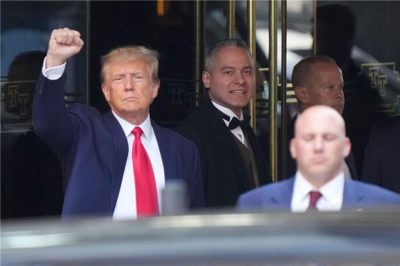 Trump attackiert Justiz nach Anklageverlesung in New York Ex-Präsident Donald Trump verlässt posierend den Trump Tower in New York.