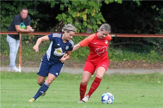 Ex-Profi und Nationalspielerin Martina Müller (li.) läuft seit dieser Saison für die Zweite des TSV Barmke auf. Foto: Gietemann