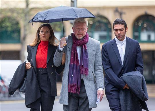 Ex-Tennis-Profi Boris Becker (M) mit seiner Lebensgefährtin Lilian De Carvalho Monteiro und Sohn Noah in London.