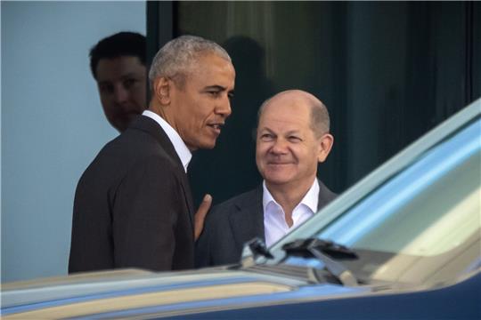 Ex-US-Präsident Barack Obama wird von Kanzler Olaf Scholz in Berlin verabschiedet.