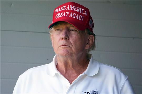 Ex-US-Präsident Donald Trump auf dem Gelände des Trump National Golf Club in Virginia.