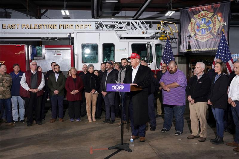 Trump nutzt Besuch an Unglücksort für Wahlkampfauftritt Ex-US-Präsident Donald Trump bei seinem Besuch der Feuerwehr von East Palestine, wo Anfang Februar ein mit Chemikalien beladener Güterzug entgleiste.