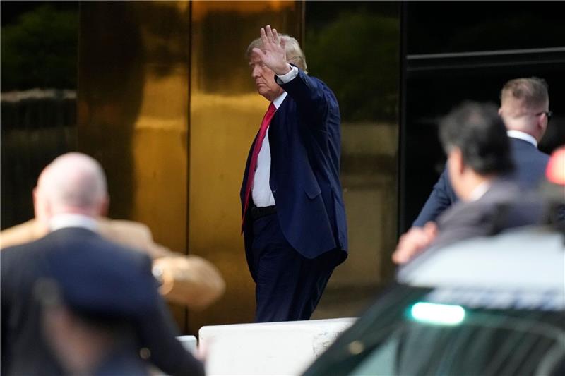 Ex-US-Präsident Donald Trump kommt vor der Anklageverlesung am Trump Tower in New York an.