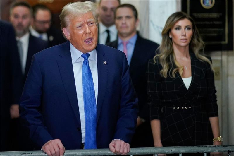 Chaotischer Auftritt: Trump und Richter geraten aneinander Ex US-Präsident Donald Trump spricht außerhalb des Gerichtssaals.