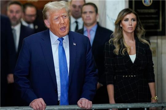Ex US-Präsident Donald Trump spricht außerhalb des Gerichtssaals.