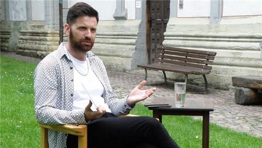 Ex-Wortwerker Armin Wühle diskutiert und liest vor der Neuwerkkirche.