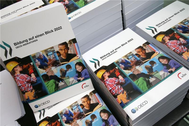 Exemplare der neuen OECD-Studie «Bildung auf einen Blick» liegen vor Beginn der Bundespressekonferenz zur Vorstellung bereit.