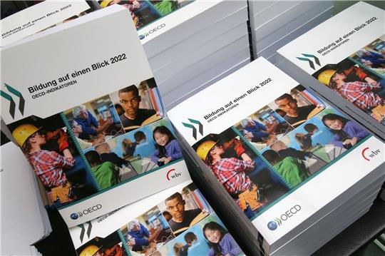 Exemplare der neuen OECD-Studie «Bildung auf einen Blick» liegen vor Beginn der Bundespressekonferenz zur Vorstellung bereit.
