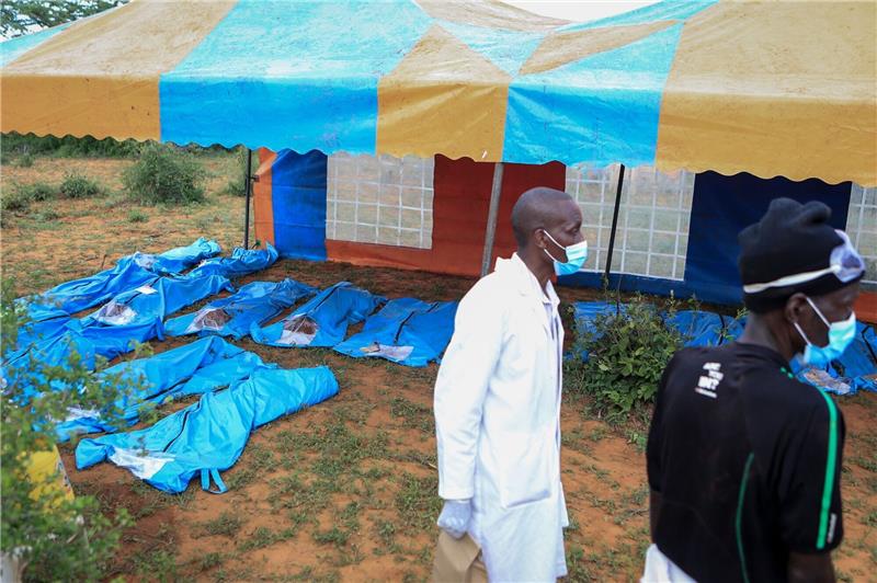 Bereits mehr als 200 Tote in kenianischer „Hungersekte” Exhumierte Leichen von Opfern einer «Hungersekte» in Kenia werden aufgebahrt.