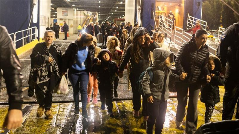 Exodus aus der Erdbebenzone: Menschen fliehen von Santorini.