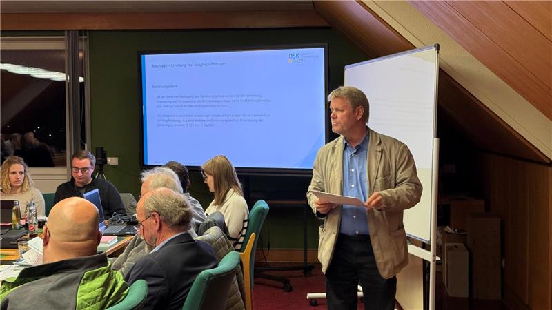 Eigentümer können freiwillig einen Ablösebeitrag zahlen Experte Uwe Mußgnug (r.) erklärt in der Ratssitzung das Modell der Ablösebeiträge.