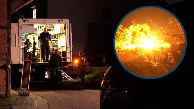Menschen stehen vor einem geöffneten LKW in einer dunklen Straße und eine runde Einblendung zeigt eine helle Explosion in der Natur.