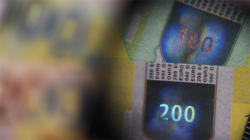 Bundesbank: Weniger Falschgeld in Deutschland Experten der Notenbanken tüfteln ständig an neuen Sicherheitsmerkmalen, damit es Kriminelle noch schwerer haben, die Banknoten nachzumachen. (Archivbild)