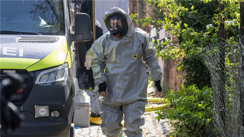 Experten des LKA betreten unter Vollschutz ein Wohnhaus in Zeithain, in dem Giftstoffe gelagert sein sollen.