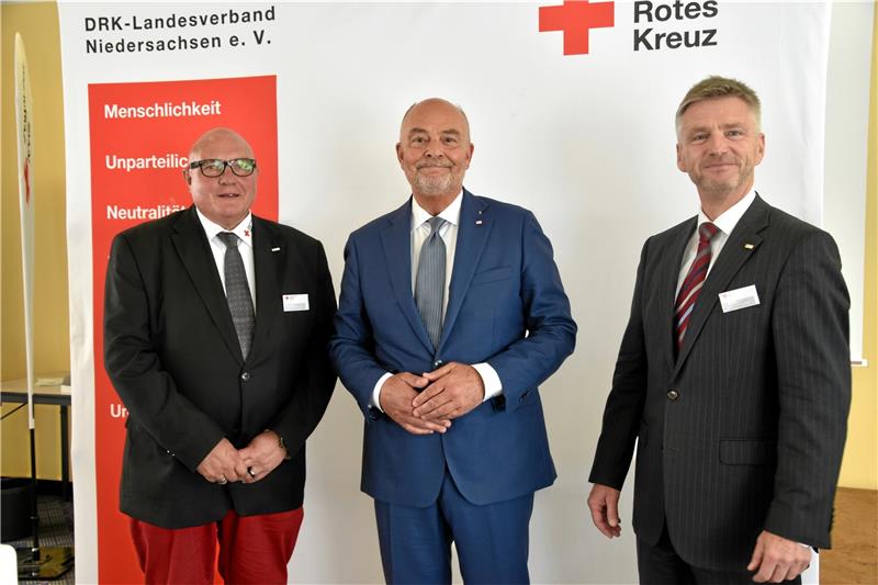 Experten für den Rettungsdienst: Ralf Seebode, Leiter DRK-Rettungsschule Goslar, Hans Hartmann, Präsident DRK-Landesverband Niedersachsen, und Ralf Selbach, Vorstandsvorsitzender DRK-Landesverband (v. li.).  Foto: Skuza