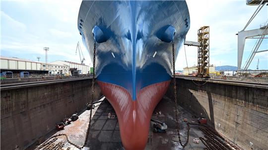 Experten rechnen damit, dass in den kommenden Jahren weltweit immer mehr Flüssigerdgas (LNG) gehandelt wird. Das Foto zeigt den Bug des LNG-Tankschiffs „Maran Gas Amorgos“, das kürzlich für eine Wartung in einem Trockendock in Spanien lag.