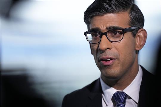 Experten zufolge verstärkt sich der Eindruck verstärkt sich, dass der Premier den eigenen Laden nicht im Griff hat: Rishi Sunak.