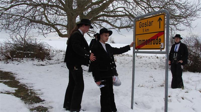 Es gibt erst einmal kein Zurück: Immenröder geht auf Wanderschaft Exportgeselle Ove und Chistian halten das Ortschild fest.