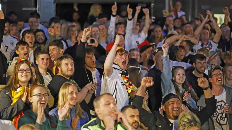 Fußball-WM 2026: Public Viewing auf der Museums-Plaza in Goslar Das Foto zeigt jubende Fußball-Fans.