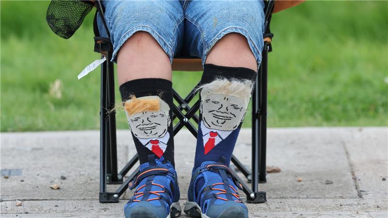 Bilder des Tages Extra Trump-Socken hat sich ein Kind angezogen, das auf die Ankunft des US-Präsidenten auf seinem Golfplatz in Schottland wartet.