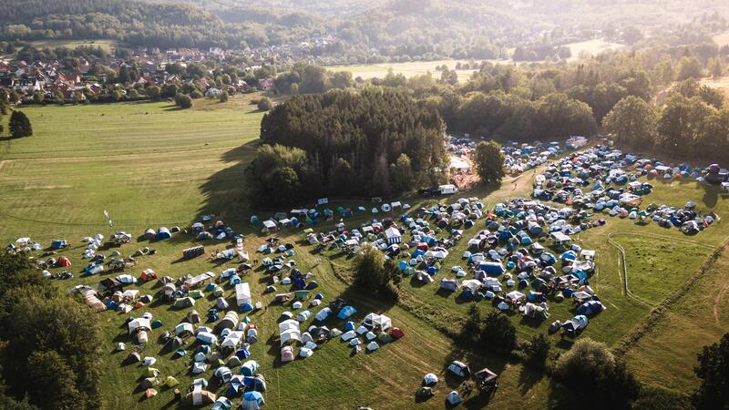 Extra für das Festival wird ein Zeltplatz regelrecht aus dem Boden gestampft.