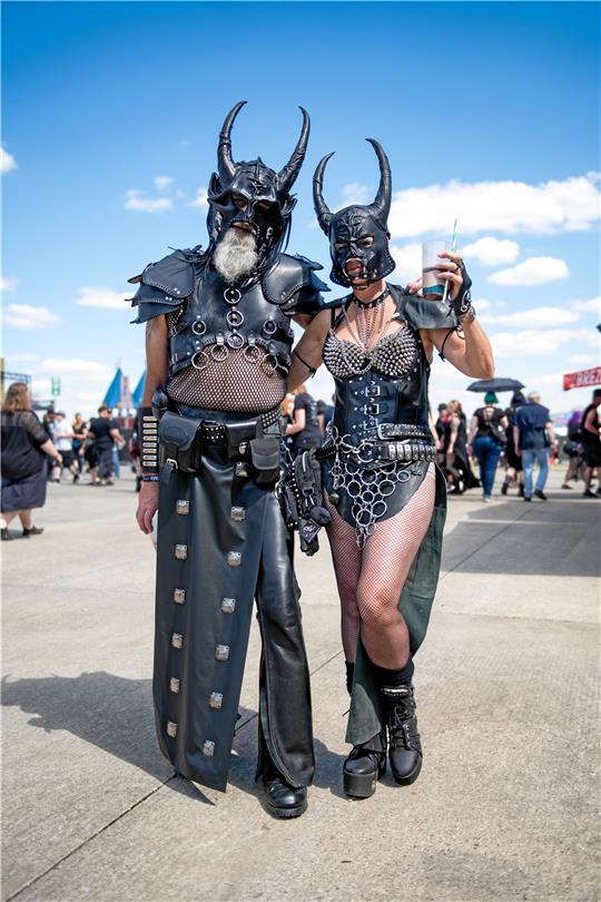 Extravagante Outfits gehören bei vielen Besuchern des M‘era-Luna-Festivals in Hildesheim einfach dazu. Fotos: Schönfisch
