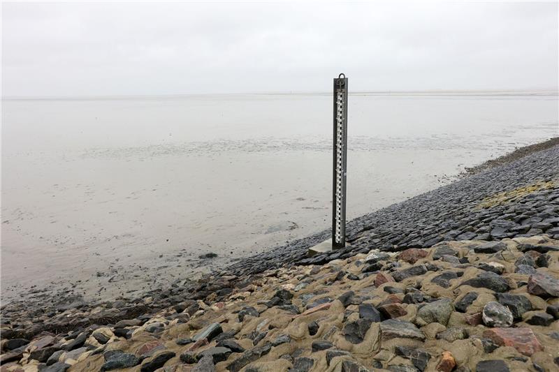 Schwere Sturmflut setzt der Ostsee-Küste zu - Eine Tote Extrem niedrig ist der Wasserstand an der Mole am Fähranleger in Dagebüll.