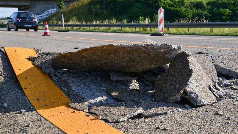 Warum Straßen bei Hitze plötzlich aufbrechen Extreme Hitze kann Beton- und Asphaltfahrbahnen beschädigen. (Archivbild)