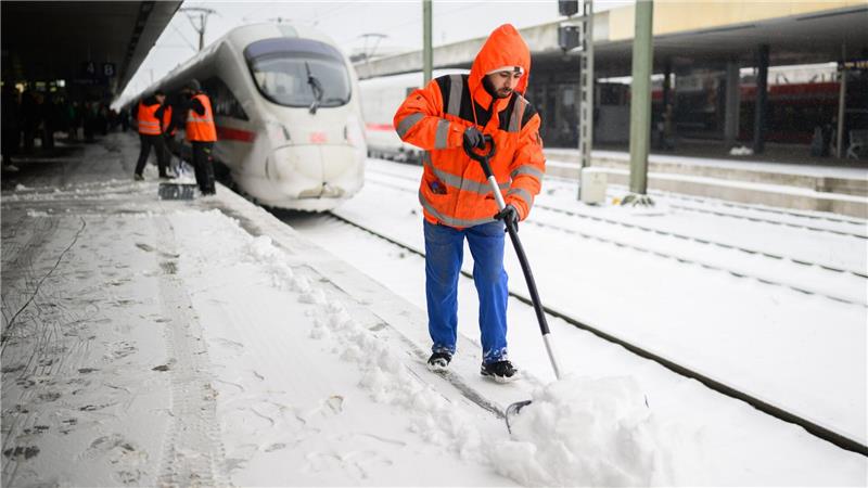 Bahnchefin treibt Umbau voran - Trendwende bleibt noch aus Extremwetter sorge im Januar und Februar für erhebliche Einschränkungen im Fernverkehr. (Archivbild)
