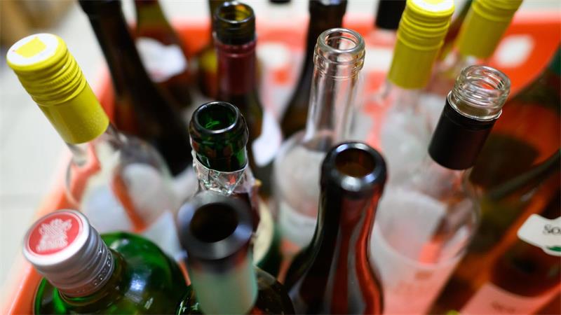 Exzessiver Alkohol-Konsum kann ein Warnsignal sein. (Symbolbild)