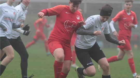 FC-Spielerin Carla Cavallo (l.) liefert sich im Nebel von Groß Döhren einen Zweikampf mit einer Spielerin des VfR Wilsche-Neubokel. 