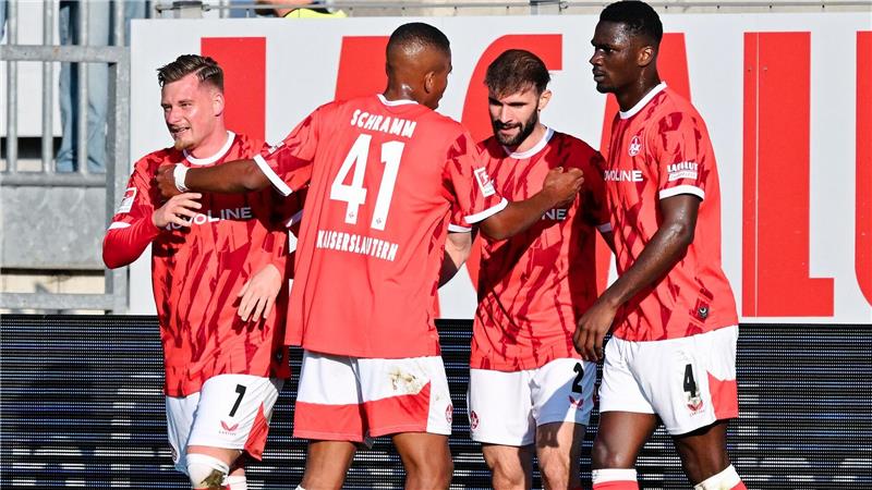FCK-Jubel um Torschütze Simon Asta (Nr. 2).