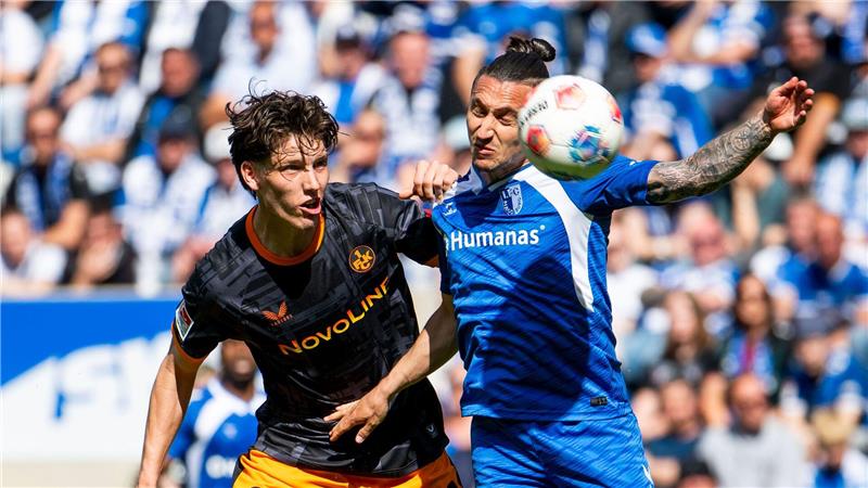 FCM-Dribbler Baris Atik (r) im Zweikampf mit Leon Robinson.