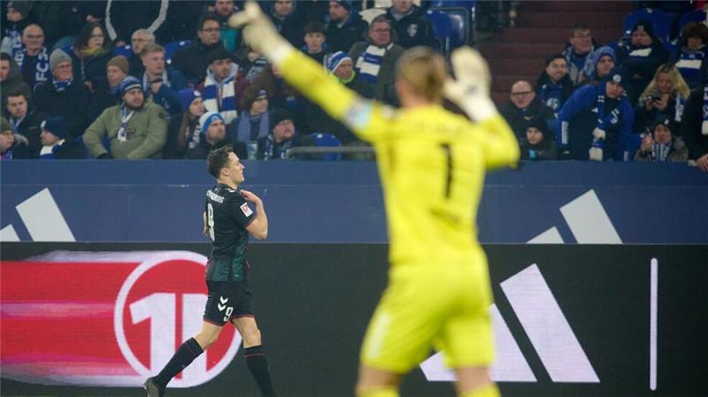 Schalke geht gegen Magdeburg unter: 2:5-Heimpleite FCM-Torwart Dominik Reimann bejubelt den Führungstreffer durch Martijn Kaars.