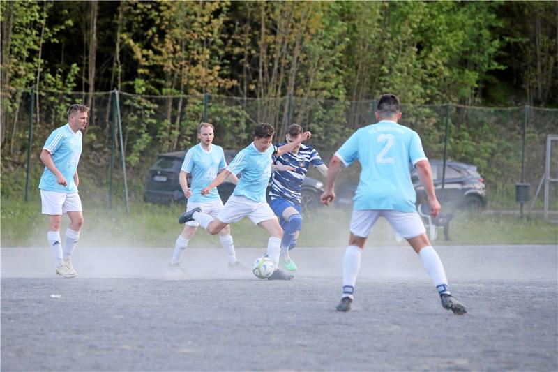 Spielgemeinschaften lassen Federn FCO-Kapitän Henrik Melzian nimmt Maß. In der 16. Minute bringt er Othfresen bei der TSG Wildemann auf dem staubigen Hartplatz in Führung. Foto: Neuendorf