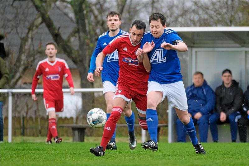 FC Othfresen möchte den GSC wieder ärgern FCO-Kapitän Henrik Melzian (re.), hier im Zweikampf gegen Leon Grabowski von der SG Roklum-Winnigstedt, fehlt gegen den Goslarer SC 08. Foto: Frank Drechsler