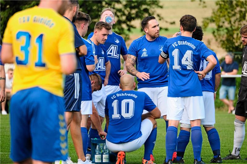 FCO-Trainer Ströhl sieht das Spiel auf Augenhöhe FCO-Trainer Thomas Ströhl (3. v. re.) im Kreis seiner Mannschaft. Er und FG-Trainer Dennis Gläser gehen von einem Spitzenspiel mit einem knappen Ergebnis aus. Foto: Drechsler