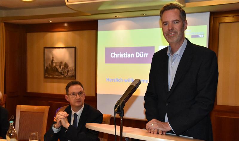 Bundesvorsitzender Christian Dürr erklärt die „radikale Mitte“ FDP-Bundesvorsitzender Christian Dürr erklärt in Bad Harzburg die "radikale Mitte". Der Kreisvorsitzende Florian Schmidt hört aufmerksam zu.