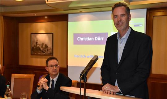 Bundesvorsitzender Christian Dürr erklärt die „radikale Mitte“ FDP-Bundesvorsitzender Christian Dürr erklärt in Bad Harzburg die "radikale Mitte". Der Kreisvorsitzende Florian Schmidt hört aufmerksam zu.