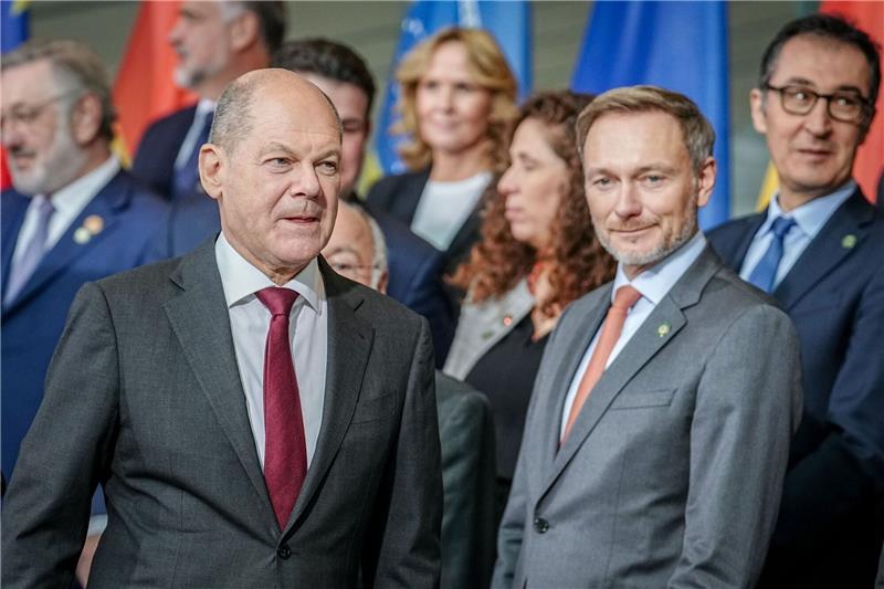 FDP-Chef Christian Lindner (r) stärkt Bundeskanzler Olaf Scholz den Rücken.