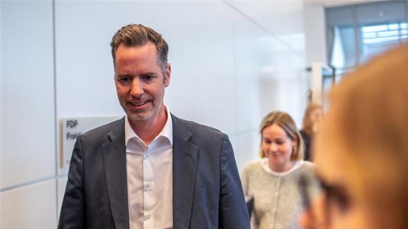 FDP-Fraktionschef Dürr huscht in die voraussichtlich letzte Fraktionssitzung seiner aus dem Bundestag geflogenen Partei.