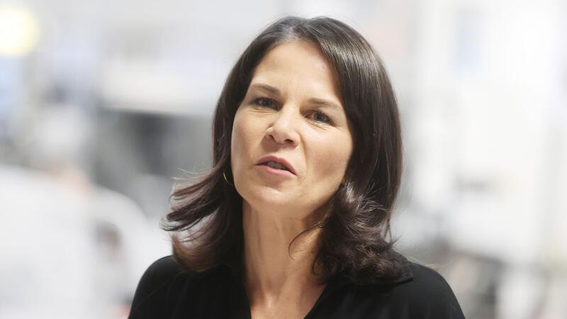 FDP-Generalsekretär Djir-Sarai wirft Außenministerin Baerbock eine „Blockadehaltung“ vor. 