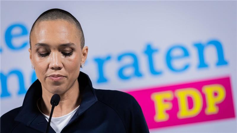 FDP im freien Fall - Parteichef Dürr angezählt FDP-Generalsekretärin Büttner musste bereits die zweite herbe Wahlniederlage in diesem Jahr erklären.