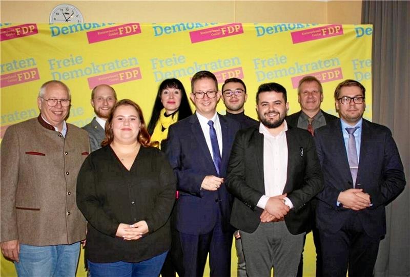 FDP-Kreisvorsitzender Florian Schmidt mit seinen Stellvertretern Ali Abo-Hamoud (3. v. re.) und Susanne Pfau (4. v. li.) und den weiteren Vorstandsmitgliedern (v. li.) Dieter Wolff, Karl-David Heindorf, Lisa Binder, Ismail Giannattasio, Detlef Wolfgang Mauer und Dominik Barz.  Foto: Laura Schmidt