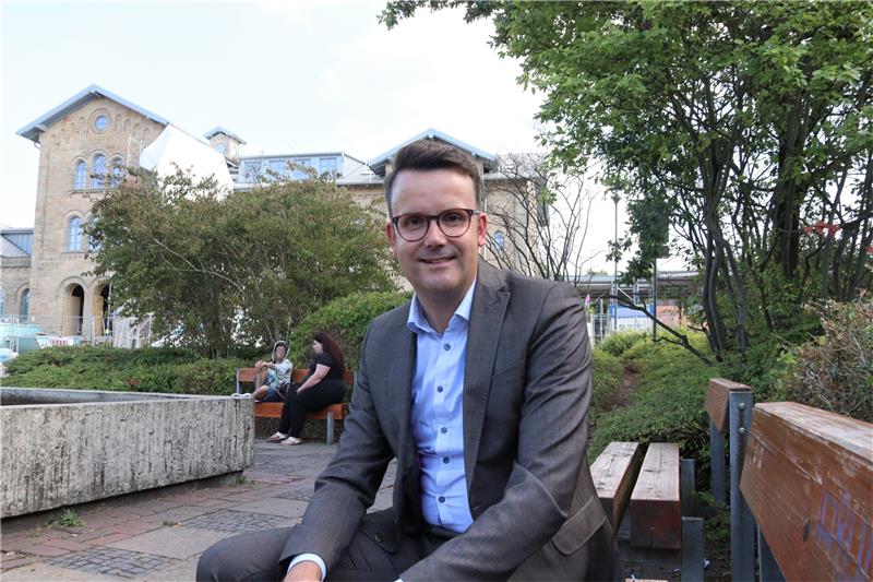 Christian Grascha (FDP) will seinen Sitz verteidigen FDP-Landtagskandidat Christian Grascha vor dem Bahnhof in Seesen, der gerade aufwändig saniert wird. Foto: Neddermeier