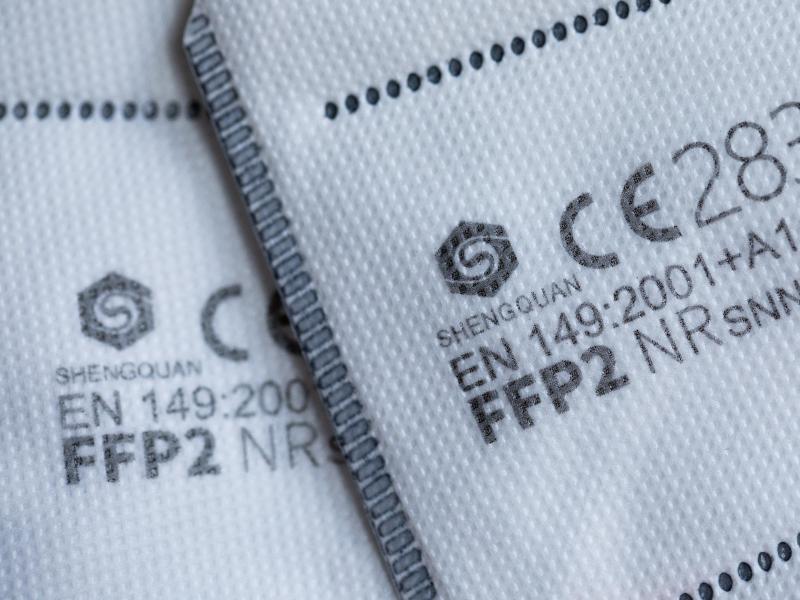 FFP2-Masken mit CE-Zertifizierung liegen auf einem Tisch. Foto: Rolf Vennenbernd/dpa/Illustration