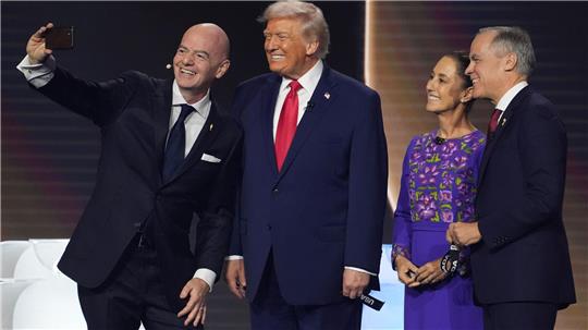 FIFA-Chef Gianni Infantino macht ein Selfie mit den Regierungschefs der drei WM-Gastgeber. 