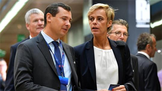 FIFA-Direktor Kevin Lamour (l) erhebt schwere Vorwürfe gegen Weltverbands-Chef Gianni Infantino. (Archivbild)